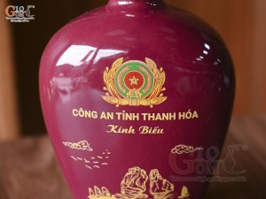 Nậm rượu men màu đỏ mận dáng dẹt in logo quà tặng