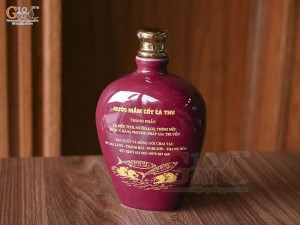 Nậm rượu men màu đỏ mận dáng dẹt in logo quà tặng