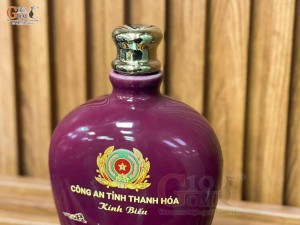 Nậm rượu men màu đỏ mận dáng dẹt in logo quà tặng
