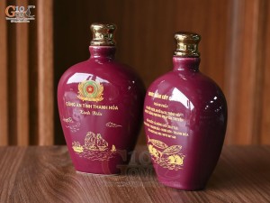 Nậm rượu men màu đỏ mận dáng dẹt in logo quà tặng