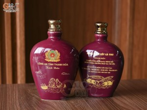 Nậm rượu men màu đỏ mận dáng dẹt in logo quà tặng