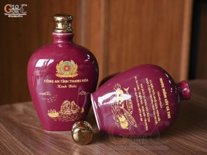 Nậm rượu men màu đỏ mận dáng dẹt in logo quà tặng