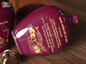 Nậm rượu men màu đỏ mận dáng dẹt in logo quà tặng