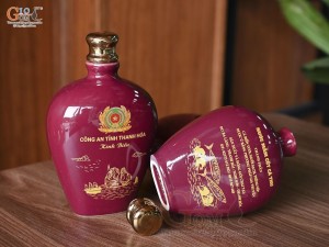Nậm rượu men màu đỏ mận dáng dẹt in logo quà tặng