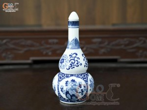 Nậm rượu men trắng họa tiết Tứ Cảnh Tài Lộc, cao 16cm