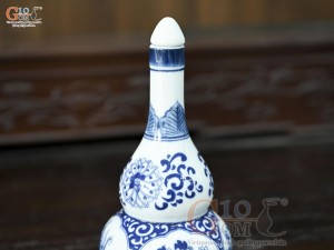Nậm rượu men trắng họa tiết Tứ Cảnh Tài Lộc, cao 16cm