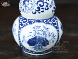 Nậm rượu men trắng họa tiết Tứ Cảnh Tài Lộc, cao 16cm