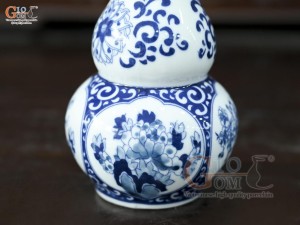 Nậm rượu men trắng họa tiết Tứ Cảnh Tài Lộc, cao 16cm