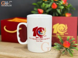 ốc sứ dáng cao quai nắm men trắng 450ml in logo quà tặng