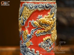 Ống hương men màu đắp nổi Rồng Như Ý nền đỏ, cao 18cm