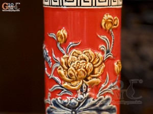 Ống hương men màu đắp nổi Sen Cát Tường nền đỏ, cao 24cm