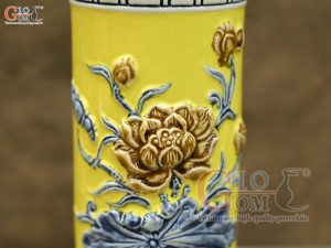 Ống hương men màu đắp nổi Sen Cát Tường nền vàng, cao 18cm