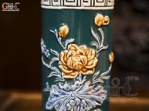 Ống hương men màu đắp nổi Sen Cát Tường nền xanh lục bảo, cao 18cm
