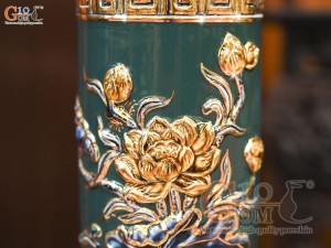 Ống hương men màu đắp nổi Sen Cát Tường nền xanh lục bảo vẽ vàng 24k, cao 22cm
