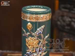 Ống hương men màu đắp nổi Sen Cát Tường nền xanh lục bảo vẽ vàng 24k, cao 22cm