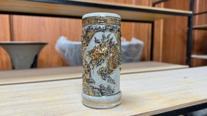 Ống hương men rạn đắp nổi long hý thủy vẽ vàng, cao 23cm