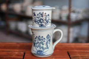 Phin cà phê men rạn vẽ sen quai tròn