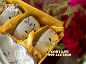 Set bộ đĩa hoa mặt trời men kem vẽ hoa Đào phai, cả hộp xi lụa
