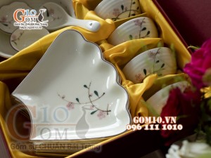 Set bộ đĩa hoa mặt trời men kem vẽ hoa Đào phai, cả hộp xi lụa