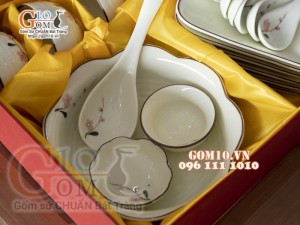 Set bộ đĩa hoa mặt trời men kem vẽ hoa Đào phai, cả hộp xi lụa