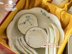 Set bộ đĩa hoa mặt trời men kem vẽ hoa Đào xanh, cả hộp xi lụa