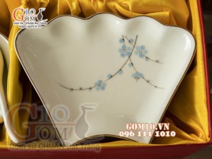 Set bộ đĩa hoa mặt trời men kem vẽ hoa Đào xanh, cả hộp xi lụa