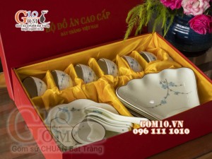Set bộ đĩa hoa mặt trời men kem vẽ hoa Đào xanh, cả hộp xi lụa