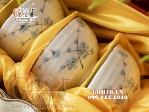 Set bộ đĩa hoa mặt trời men kem vẽ hoa Đào xanh, cả hộp xi lụa