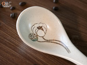 Thìa canh men kem tấm vẽ Bạch Liên