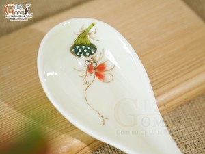 Thìa canh men kem vẽ hoa Chuồn Sen