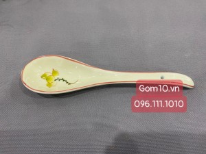 Thìa canh men kem vẽ hoa sen vàng