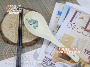 Thìa canh men kem vẽ hoa sen xanh