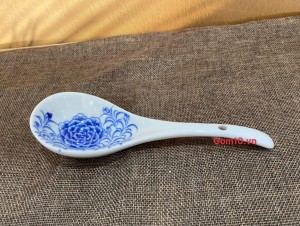 Thìa canh men tràm vẽ hoa cẩm tú cầu