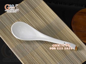 Thìa cơm men trắng kẻ chỉ vàng kim