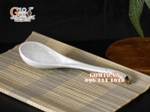 Thìa canh men trắng kẻ chỉ vàng kim