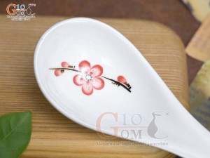 Thìa canh men trắng vẽ hoa Đào đỏ