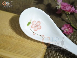 Thìa canh men trắng vẽ hoa Đào hồng