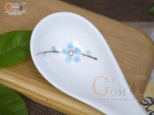 Thìa canh men trắng vẽ hoa Đào xanh