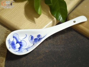 Thìa canh men trắng vẽ hoa Sen tràm