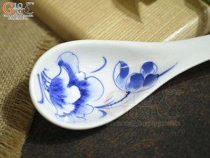 Thìa canh men trắng vẽ hoa Sen tràm