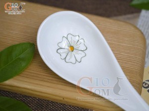 Thìa canh men trắng vẽ ngàn hoa