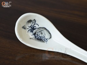 Thìa cơm men chàm cổ họa tiết Sen đen