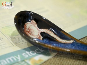 Thìa cơm men hỏa biến xanh đá khắc sen