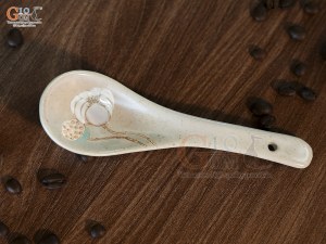 Thìa cơm men kem tấm vẽ Bạch Liên
