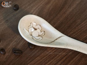 Thìa cơm men kem tấm vẽ Bạch Liên