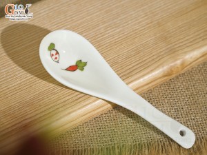 Thìa cơm men kem vẽ Cà Rốt