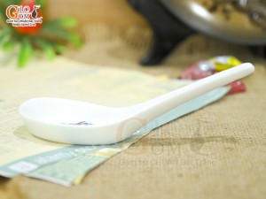 Thìa cơm men trắng vẽ cảnh Hà Nội