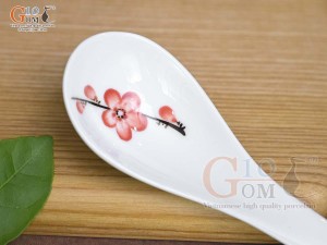 Thìa cơm men trắng vẽ hoa Đào đỏ