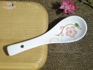 Thìa cơm men trắng vẽ hoa Đào hồng