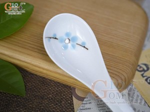 Thìa cơm men trắng vẽ hoa Đào xanh